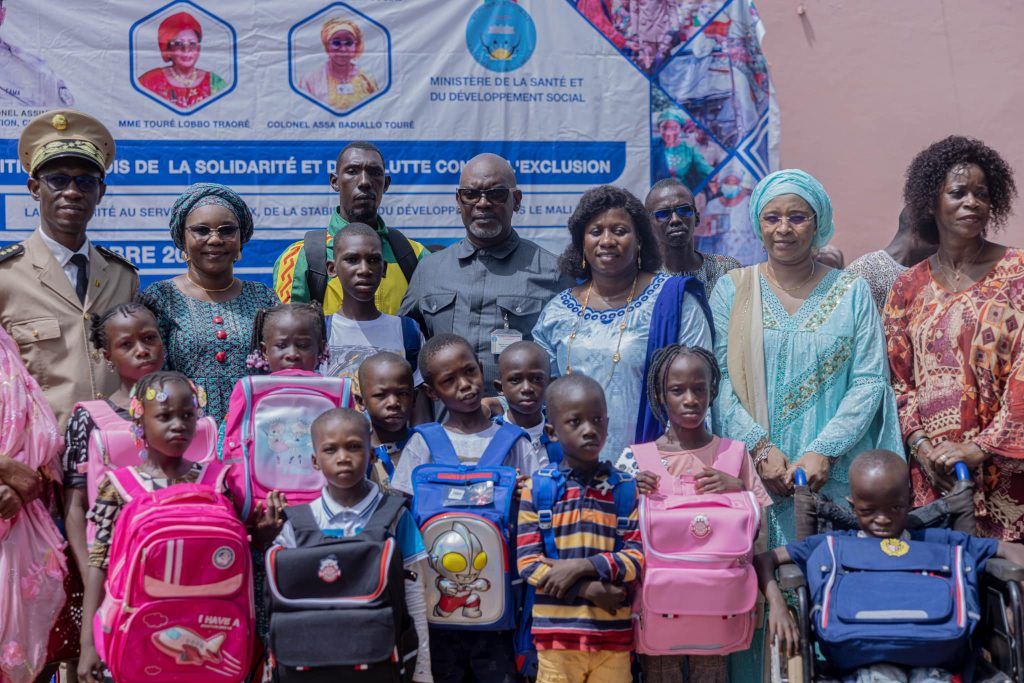 Remise de kits scolaires à AMALDEME