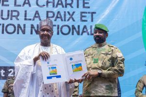 Remise du projet de charte pour la paix et la réconciliation nationale au président de la transition